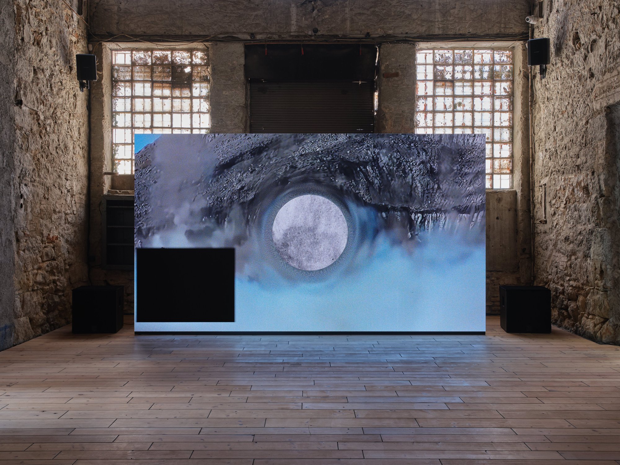 Leslie Thornton, Tunneling, 4K digital video on loop, colour, sound, Duration: 4 min. 35 sec, 2024.Installation view, Leslie Thornton, Tunnelling, Sylvia Kouvali, Piraeus, 2024.