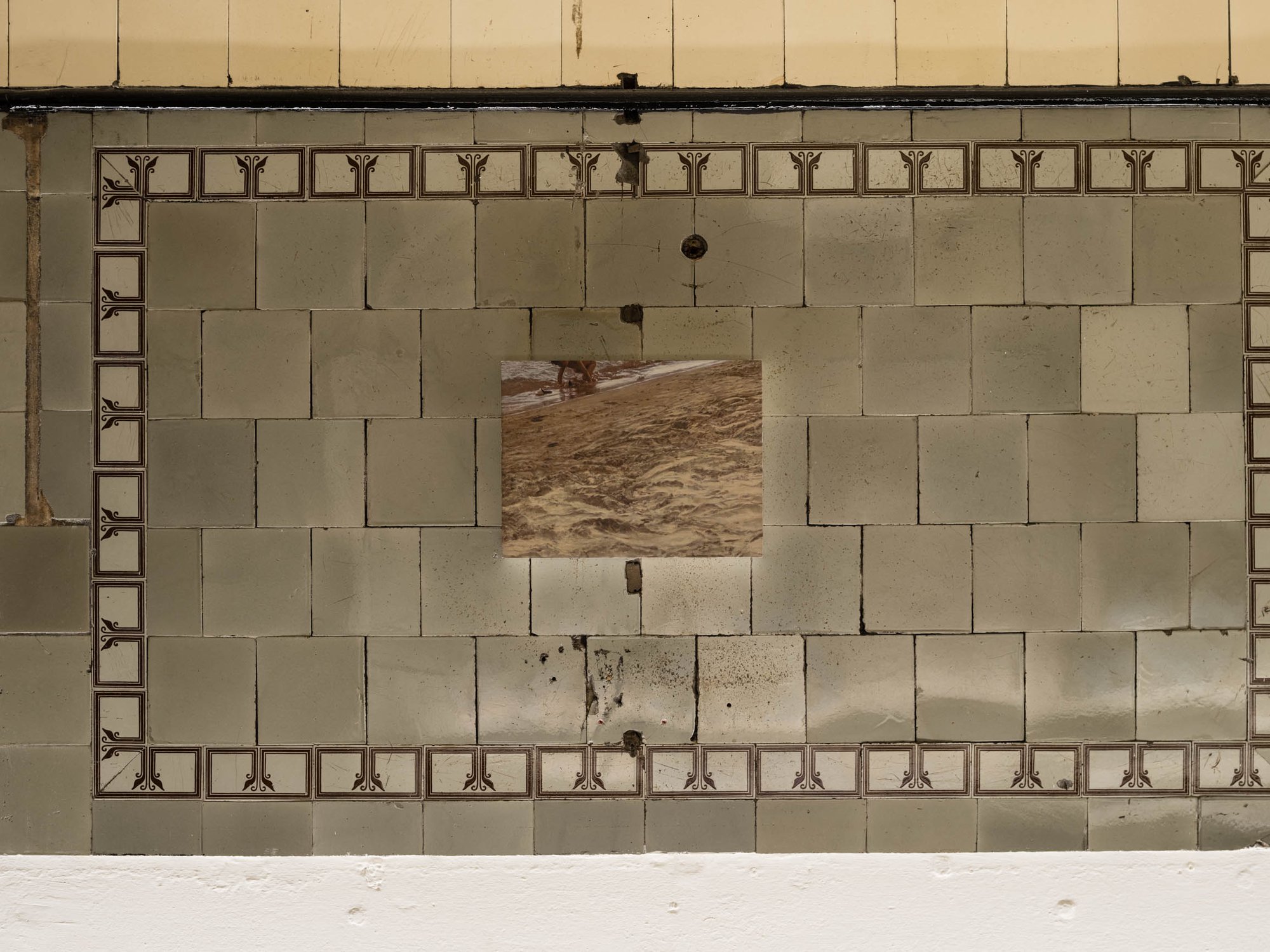 Eftihis Patsourakis, Headless, oil on wood, 26.5 x 33 x 4.3 cm (10 1/2 x 13 in), 2014. Installation view, Painting, Rodeo, London, 2023