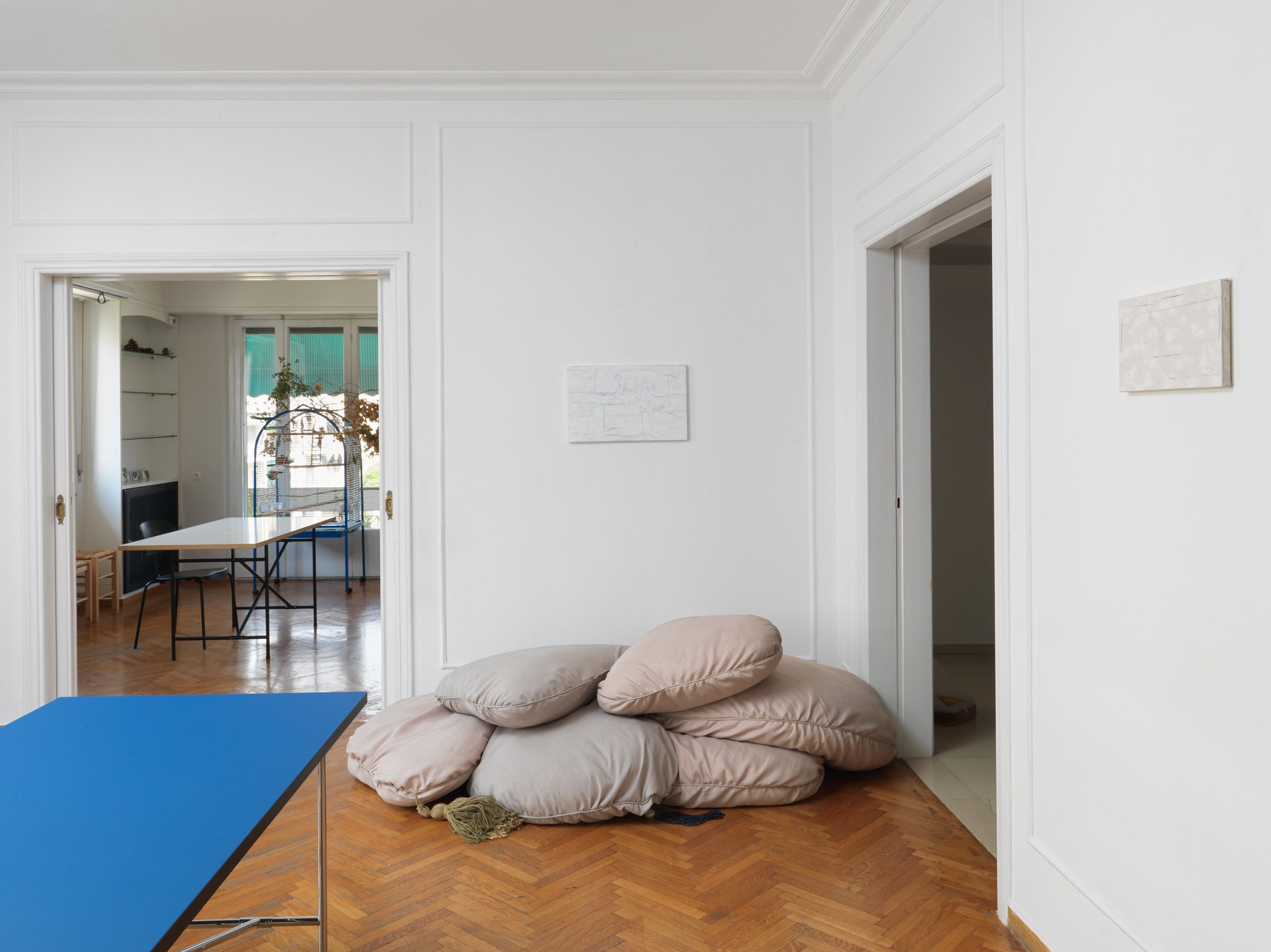 Ian Law, Untitled, oil on canvas 35.5 x 56 cm / 22 x 14 in, 2022. Installation view, στη Μαυροματταιων, Mavrommateon 43, Athens, 2022