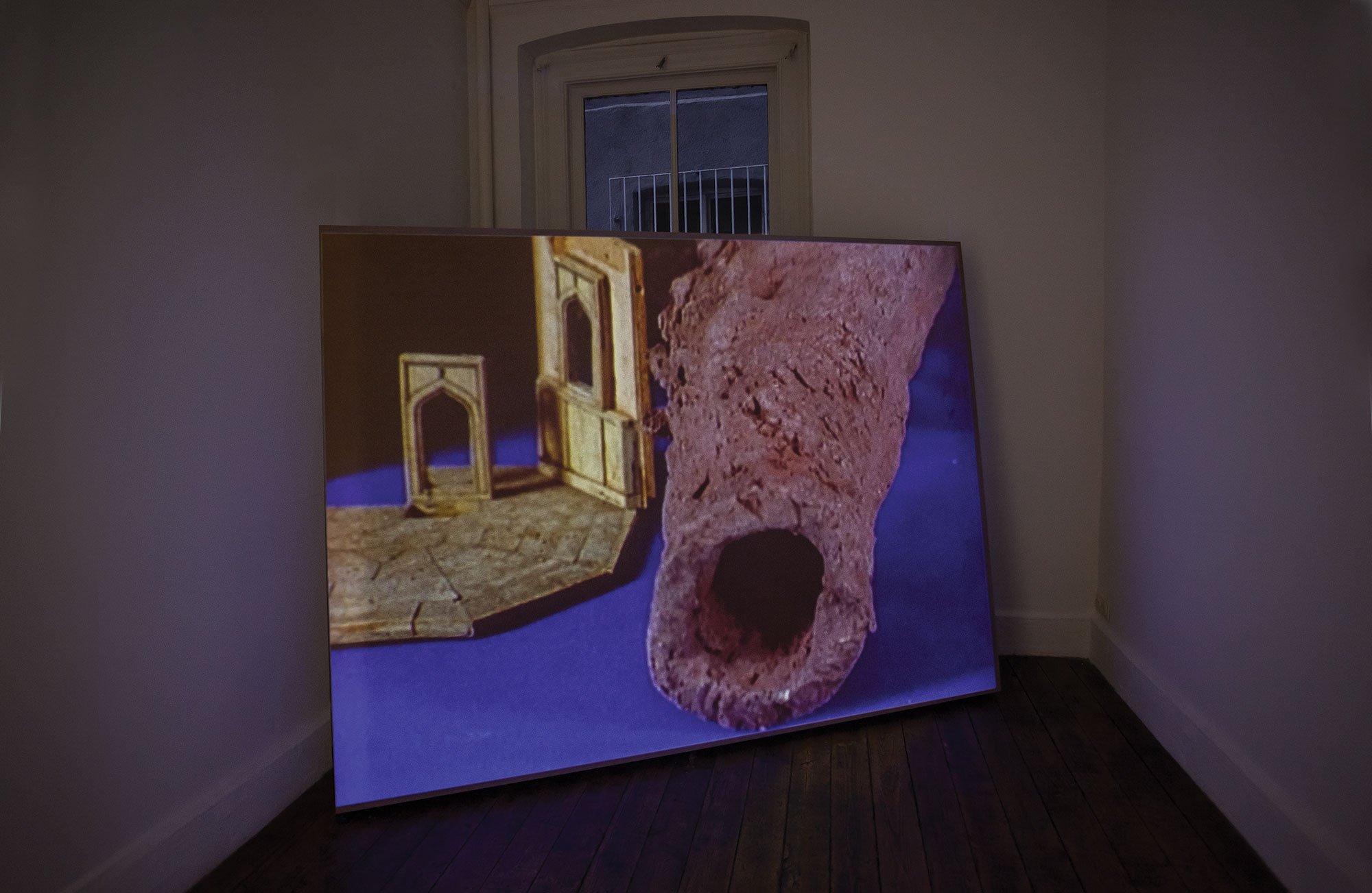 Emre Hüner, Diamond Head Diving Man, 16 mm transferred to video, wooden screen, 2012