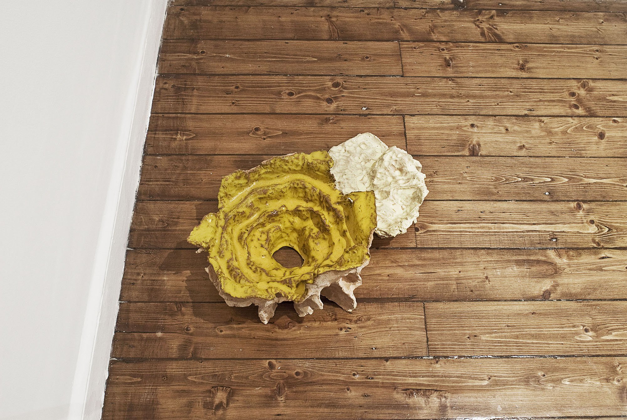 Shahryar Nashat, Post-Venice Plaster Chop, plaster, acryl, 18 x 18 x 22 cm sculpture (7 1/8 x 7 1/8 x 8 5/8 in sculpture), 74 x 48 x 41 cm (29 1/8 x 18 7/8 x 16 1/8 in), 2012